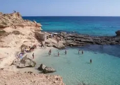 Populārs kūrorts Eiropā cieš no reti riebīgas sērgas