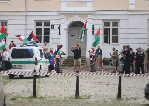 Pie Rīgas pils notiek protests pret Latvijas sadarbību ar Izraēlu