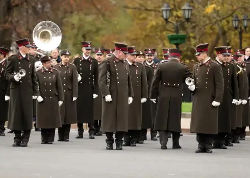 Rīga godina brīvības sargus – 33 gadi kopš godasardzes atjaunošanas pie pieminekļa