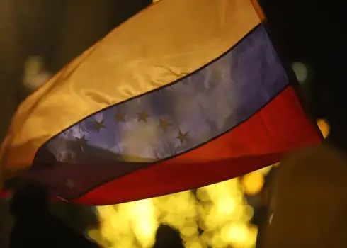 Pie Rīgas pils — neliels, bet skanīgs protests “Rokas nost no Venecuēlas!”