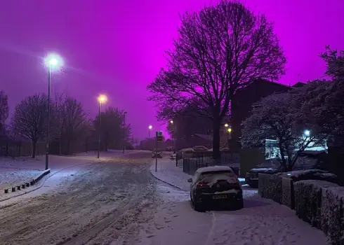 Debesis Birmingemā iekrāsojušās sirreālā tonī