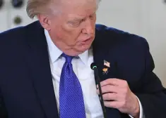 Modes akcents vai narcisisms? Trampa jaunā piespraude uzkurina soctīklus