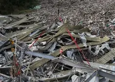 Aprakti dzīvi. Filipīnās izmisīgi tiek meklēti atkritumu poligona darbinieki