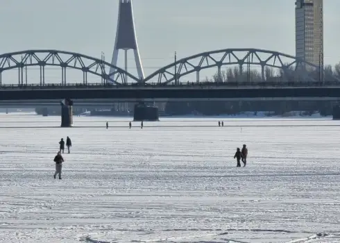 Rīdzinieki uz aizsalušās Daugavas