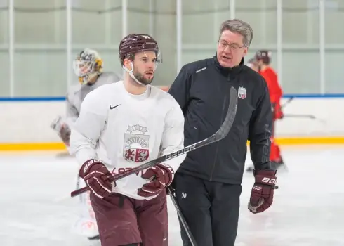 Latvijas hokeja izlase aizvada pirmo treniņu "Daugavas ledus hallē"