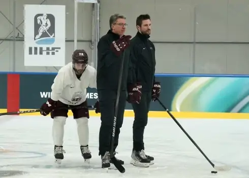 Latvijas hokejisti iemēģinājuši Milānas ledu