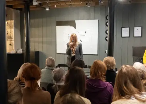 Radošas dāmas pulcējas Latvijas Rakstnieču apvienības izveidošanā