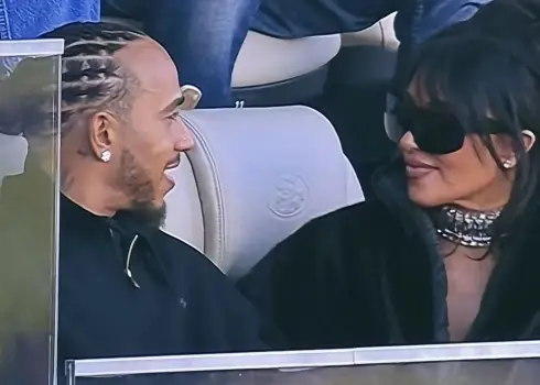 Lūiss Hamiltons un Kima Kardašjana apmeklē “Super Bowl 2026”