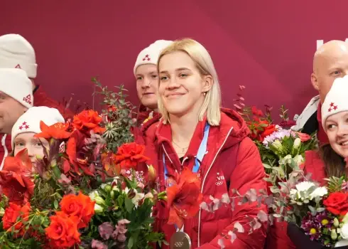 Rīgā sagaida Latvijas olimpiešus, tostarp sudraba medaļas ieguvēju Elīnu Ievu Botu; 17.02.2026