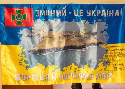 Leģendārās Ukrainas aizstāvju frāzes “Krievu karakuģi, ej d***!” autora Latvijas robežsargiem dāvātais karogs