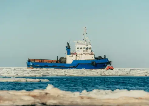 Skultes ostas akvatorijā uz sēkļa uzstumts loču kuģis