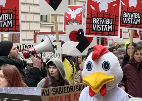Protests pret vistu turēšanu sprostos