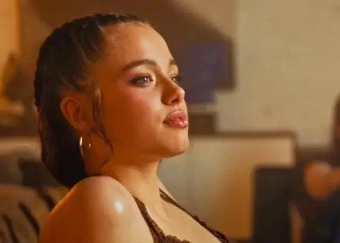 Andželinas Džolijas meita Šilo K-pop videoklipā