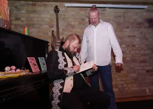 Klajā laista Māra Mičerevska grāmata "Vai viegli būt garenam?"