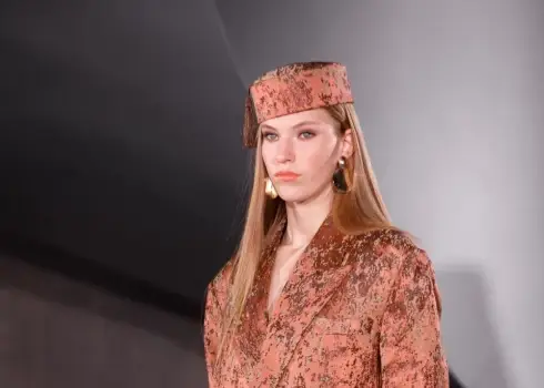 Lielbritānijas un Nigērijas zīmols "Paul Williams Atelier" piedalās Rīgas modes nedēļā. 15.04.2026.