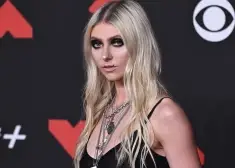 Teilore Momsena nogādāta slimnīcā nedēļu pēc tam, kad viņu sakoda zirneklis "AC/DC" turnejas laikā