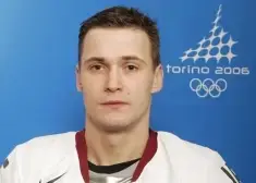 Bijušais Latvijas izlases hokejists internetā cenšas nopirkt paša kreklu