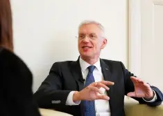 Valsts kanceleja atklāj, no kā kabatām segta Kariņa meitas lidostas VIP zonas izmaksas