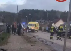Baisa avārija Krāslavā, kur BMW "ielido" busiņā. VIDEO