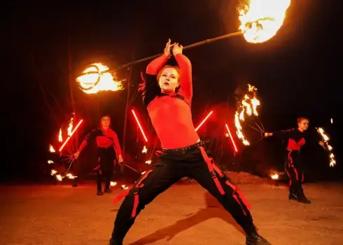 "Athar Performance Group" pārsteidz ar ugunīgu šovu