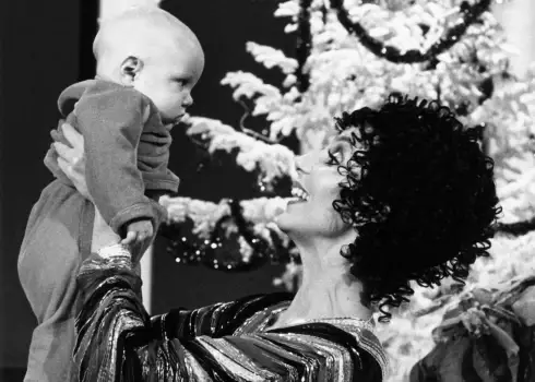 Šēra un viņas dēls Elija Blū Olmens