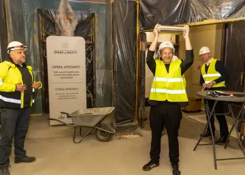 Operas vēsturiskajā ēkā iemūrēta liecība nākamajām paaudzēm