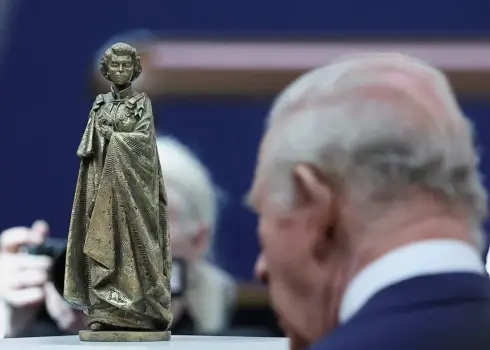 Karaliskā ģimene aplūko karalienei Elizabete II veltītās skulptūras maketu