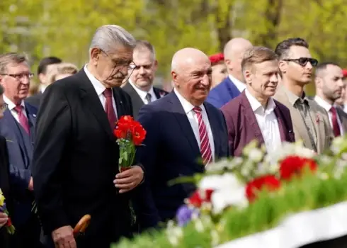 Ziedu nolikšanas ceremonija pie Brīvības pieminekļa