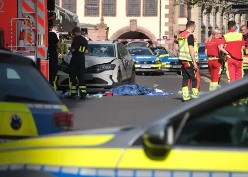 Leipcigas centrā cilvēku pūlī ietriekusies automašīna