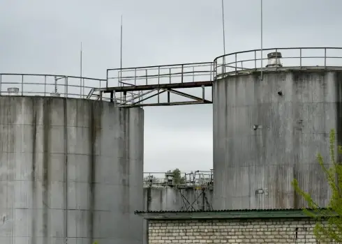 Naftas produktu uzglabāšanas objekta teritorija, kur nokrita drons