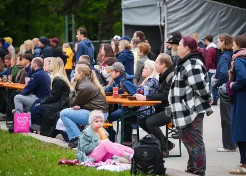 Hokeja fani Esplanādē vēro Latvijas izlases spēli pret Austriju (2026. gada 19. maijs)