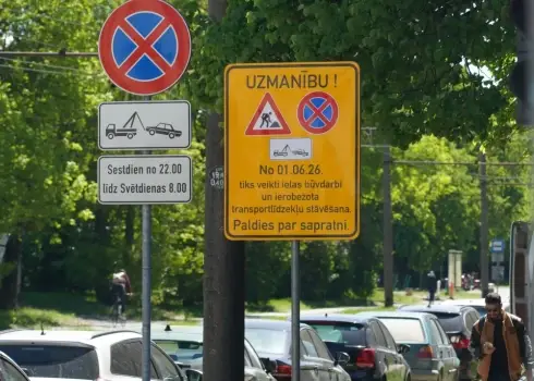 Grīziņkalnā pēc satiksmes izmaiņām — stabiņi, zīmes un jauna kārtība ielās