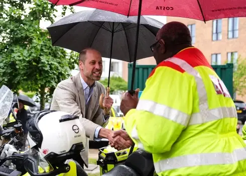 Princis Viljams viesojas organizācijā, kas ar motocikliem piegādā medicīniskos materiālus